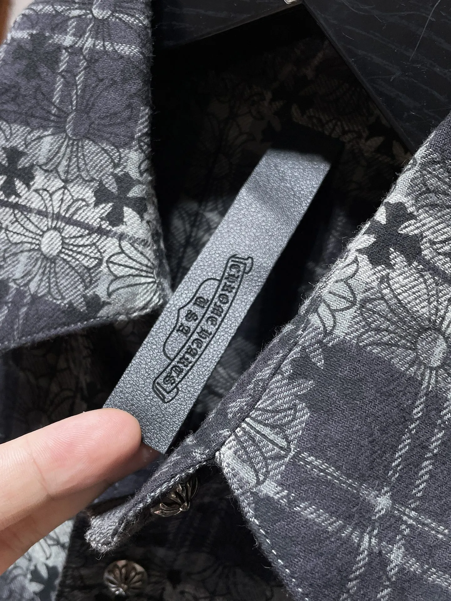 P256 Chrome Hearts 🍁Shirt series🍁 The same style as the star Autumn and winter classic patchwork leather full cross dark pattern all-over printed plaid shirt Whole body plaid alignment Cuffs sheepskin upper and lower alignment Original molding, customized version bronze silver four-buttons Specially customized version high gram weight original shirt fabric Can be worn as a jacket or as a base Essential clothing artifact Recommended color: Customized version gray blue Code numbers: S, M, L, XL
